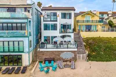 Image de Luxury Beach House Sleeps 8 sandy private beach 4 Bath 2 Kitchens Garage & More