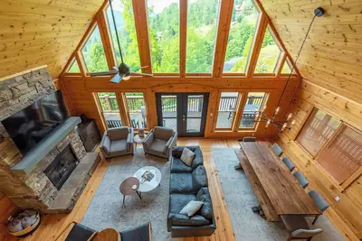 Image de Newly Remodeled Luxe Cabin, Comfy Beds, Great Views, Hot Tub, at Hatley Pointe!