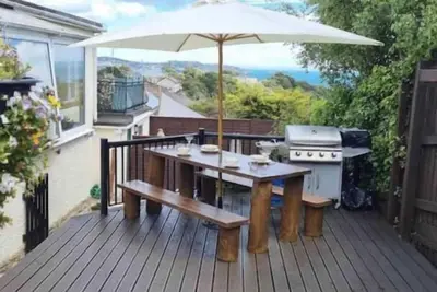 Image de Large detached 3 bed bungalow. Great sea views. Hot tub with private gardens.