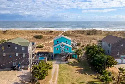 Image de Oceanfront home with views, tiki bar, hot tub just steps to the sand!