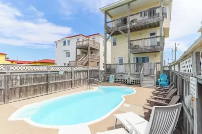 Image de Pet-friendly semi-oceanfront home in Nags Head w/ private pool & hot tub