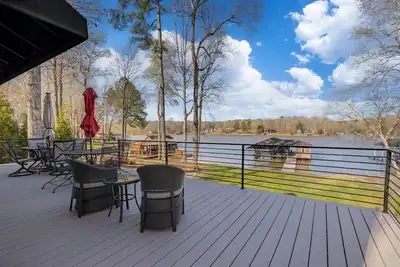 Image de Hot Tub, Dock, Large Deck, Firepit, Tiki bar