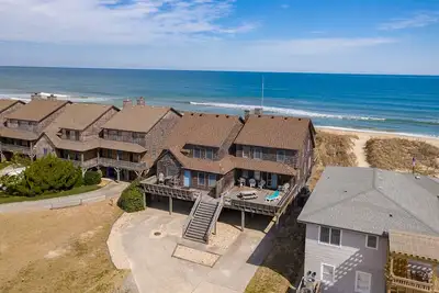 Image de Pet-friendly oceanfront Nags Head duplex w/ hot tub and direct beach access!