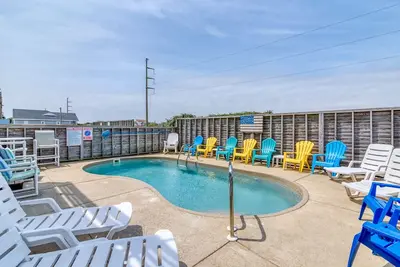 Image de Oceanside Nags Head home w/ private pool, hot tub, rec room & more!