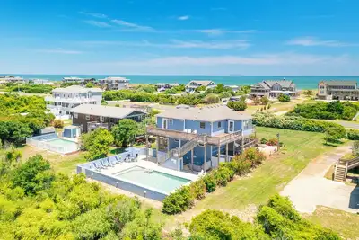 Image de Pet-friendly oceanside Southern Shores home w/ pool, hot tub, & elevator