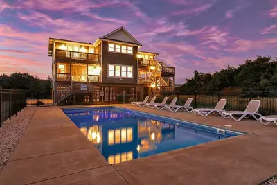 Image de Beautiful oceanside Southern Shores home w/ large pool & hot tub!