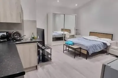 Image de Private Large Studio Apartment