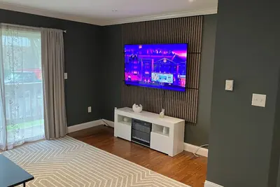 Image de Spacious ground level apt with balcony!