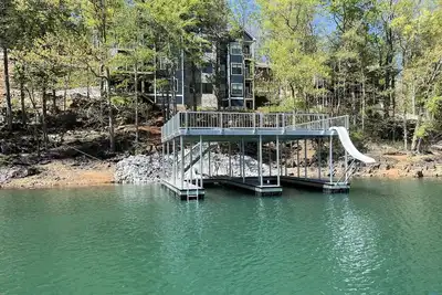 Image de Huge 10br lakefront w\/double deck dock, movie theatre, 2 hot tubs, dual kitchen