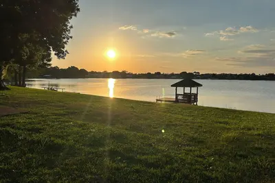 Image de Lake House! Game Room, Fire Pit, Huge Kitchen, Remodeled!