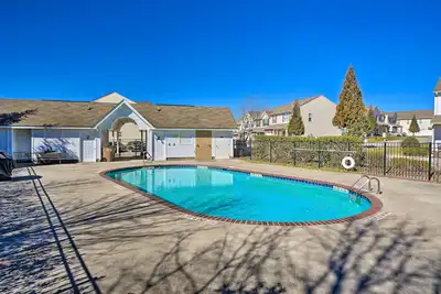 Image de Cozy Greensboro Townhome w/ Community Pool & Grill