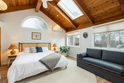 Image de New Seaside Cottage Steps from the beach + Parking + Theater