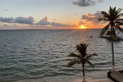 Image de Amazing View Spacious Private Beach front Condo
