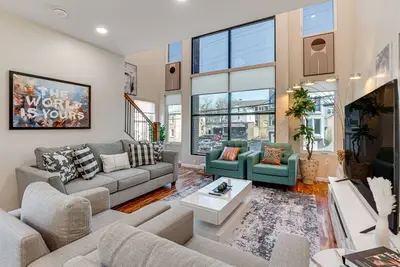 Image de Luxe Newark Retreat w/ Rooftop Deck: Pets Welcome!