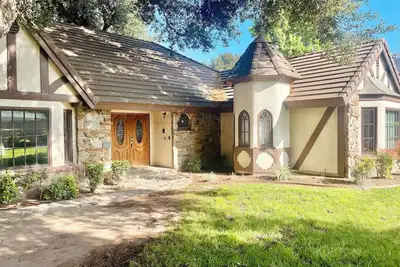 Image de Sprawling 4-Bedroom Tudor Retreat with Spacious Backyard Oasis