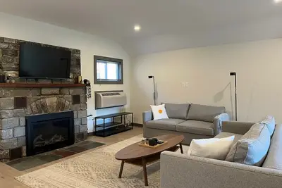 Image de Luxe Berkshires Ski Retreat w/ Fireplace, King Bed, Chef's Kitchen, Washer/Dryer