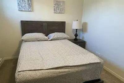 Image de 1 Queen Br Condo @ Seton, 3 mins to South Health campus\n