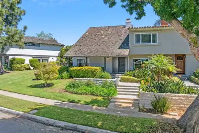 Image de Discover Tranquil Luxury: Your Perfect Family Retreat in Newport Beach Eastbluff