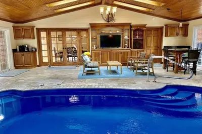 Image de “New Owners”- Indoor Pool Nestled by Golf Course with Game Room, Outdoor area