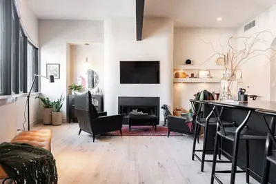 Image de Lot 44: Wood Forbes Unit 5 (King + Fireplace)