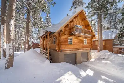 Image de Elegant and Spacious Log Cabin - walk to trails and beach, mins to Sugarbowl.