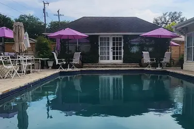 Image de Old World Charm Poolside Cottage in San Antonio