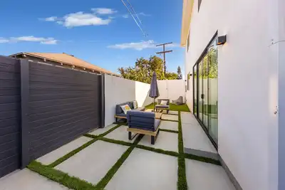 Image de Stylish Luxury Retreat with Private Backyard - Crestview Gem