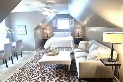 Image de Private Luxury Suite 2 Bed 1 Bath w/ Lr and Kitchenette! Remote Workspace