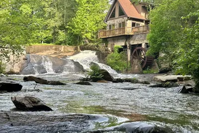 Image de Lodge on the Waterfall!