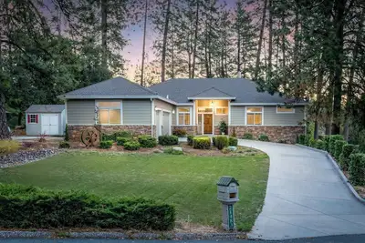 Image de Cozy Sierra foothills home with 3Bedrooms, 2full baths with outdoor deck dinning