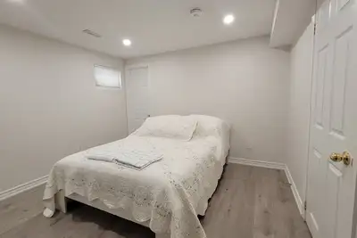 Image de Cozy Unit with Private Kitchen & Bathroom near Seneca / Fairview Mall