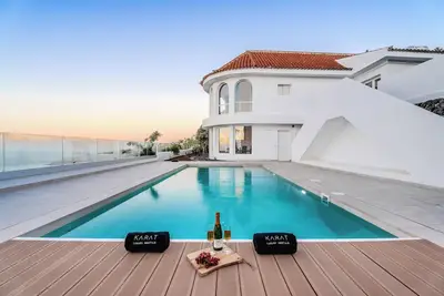 Image de Maison de vacances 'Karat Villa Sound Of The Sea' avec vue sur la mer, Wi-Fi et climatisation