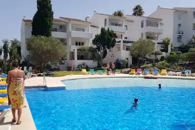 ApartmentSleeps4-Pool-Bbq-Garden-Ac