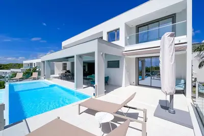 Image de Villa Élégante avec Piscine à Deux Pas de la Plage