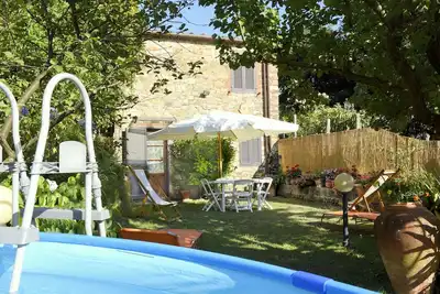 Maison en pierre, en pleine nature avec jardin clôturé et piscine privée