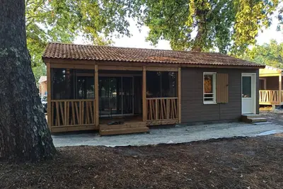 Image de Chalet 2 Chambres à Labouheyre avec Piscine Chauffée, WiFi et Terrasse au Bord d'un Lac