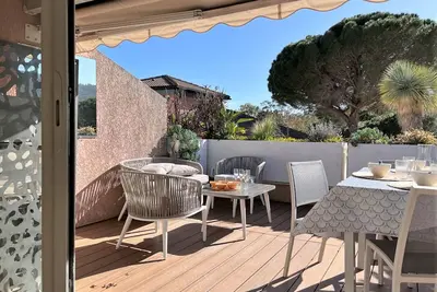 Image de Charmant T2 climatisé avec piscine, terrasse, parking et Wi-Fi - 4 couchages, Le Lavandou
