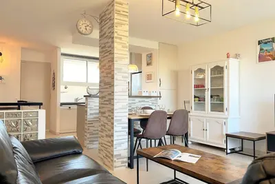Image de Appartement 3 pièces refait à neuf avec parking, 4 couchages, proche plage et commerces - Le Lavandou