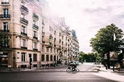 100m2 Located in the 5th arrondissement, just a stone's throw from rue Mouffetard