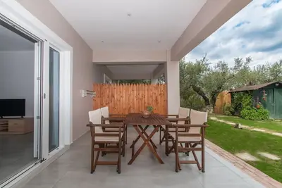 Image de Nestled on the ground floor with direct garden access amidst olive trees