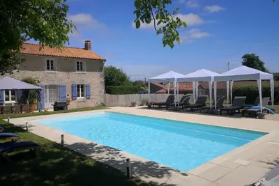 Image de Charming restored farmhouse with large garden and pool