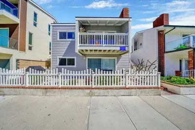 Image de Beautiful & Beachy Lower Unit - One House from the Sand