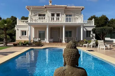 Beautiful Villa Sunflower with private pool and garden, nearby the beaches.