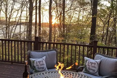 Image de Luxury Lake House w/ Direct Lake access Dock Tennis/Pickleball/Basketball Court.