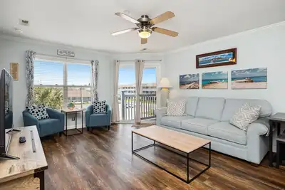 Image de My Favorite Seascape: Cozy Condo Steps Away from Sea