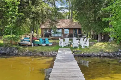 Image de Cute and Cozy on Pickerel Lake Waterfront - Quick Drive to Petoskey!