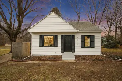 Image de This 4 bed/1 bath home is less than a block from the lake in Sister Lakes.