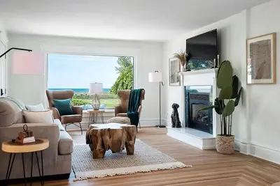 Image de Waterfront sleeps 13 2-Kings/Crib/1st flr sleeper\n\n