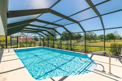 Image de Large Tropical Pool Lakefront Golf course 4-bedroom Home Close to Jensen Beach! !