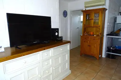Image de 1/7 Cameron St, Pt Vincent (behind Gerimias)<br><br>Sleeps 5 ; 2 bedrooms - Qn, Trio bunk <br><br>Bedding: Quilts and pillows provided (Byo all linen). Optional linen purchase @ $25 per person (1 week notice reqd)<br><br>Property Details: Rc spli
